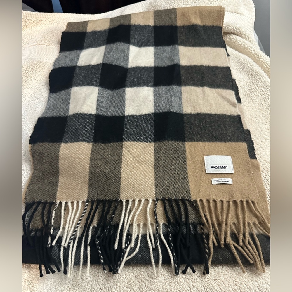 Burberry Checked Fringed-Edge XL extra large Scarf 100% cashmere